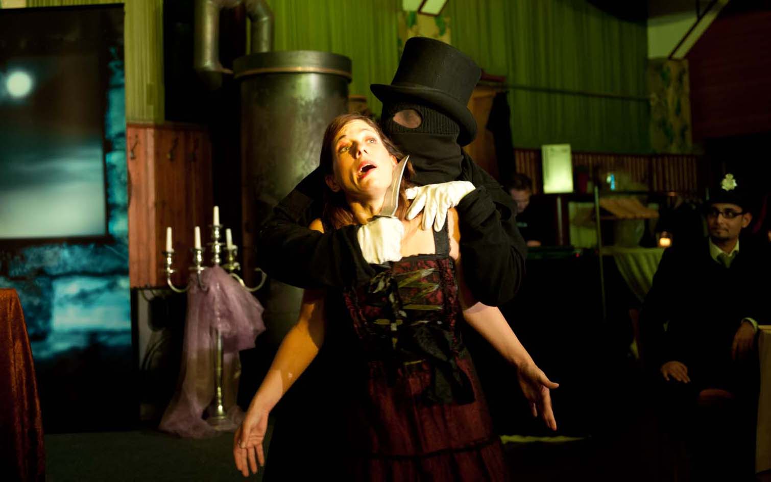 Szene-aus-dem-Gruseldinner-Jack-the-Ripper-Molly-in-Gefahr, Foto-von-Peter-Zell